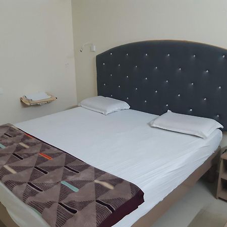 Srinivasa Hotel Тирупати Екстериор снимка