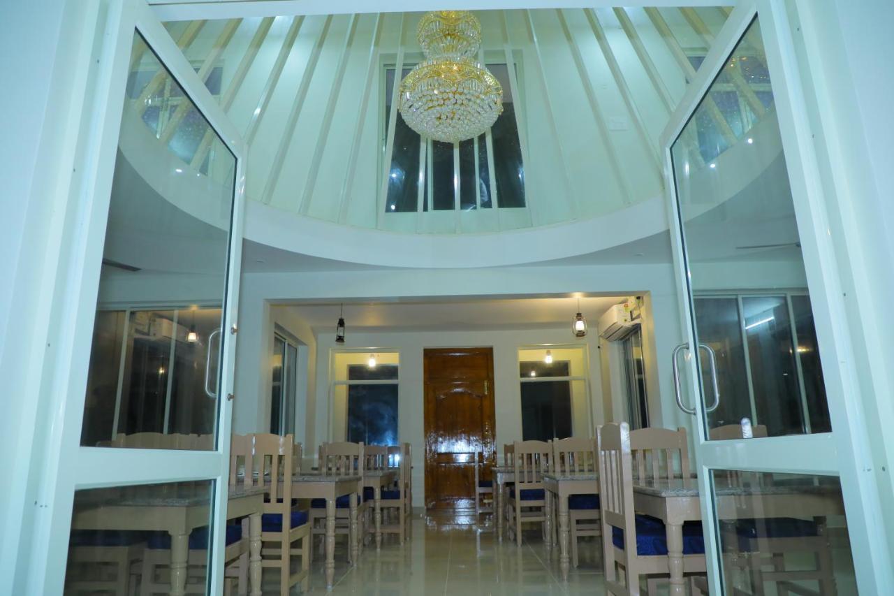 Srinivasa Hotel Тирупати Екстериор снимка