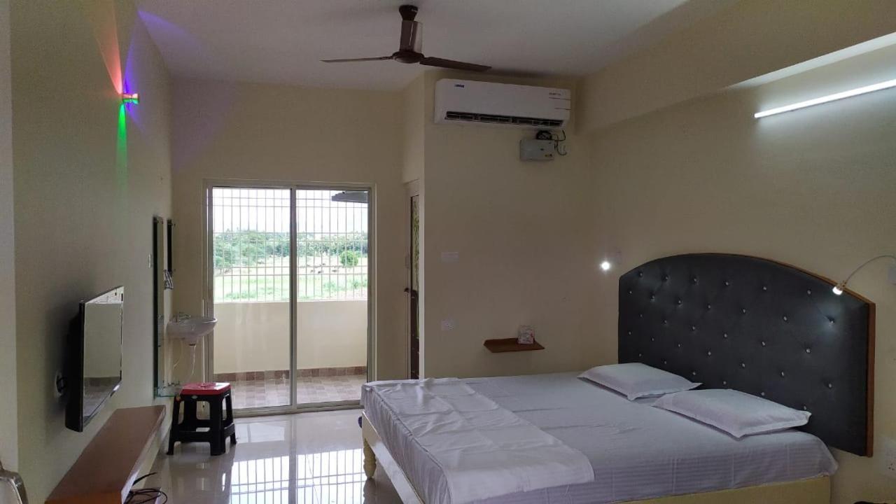 Srinivasa Hotel Тирупати Екстериор снимка