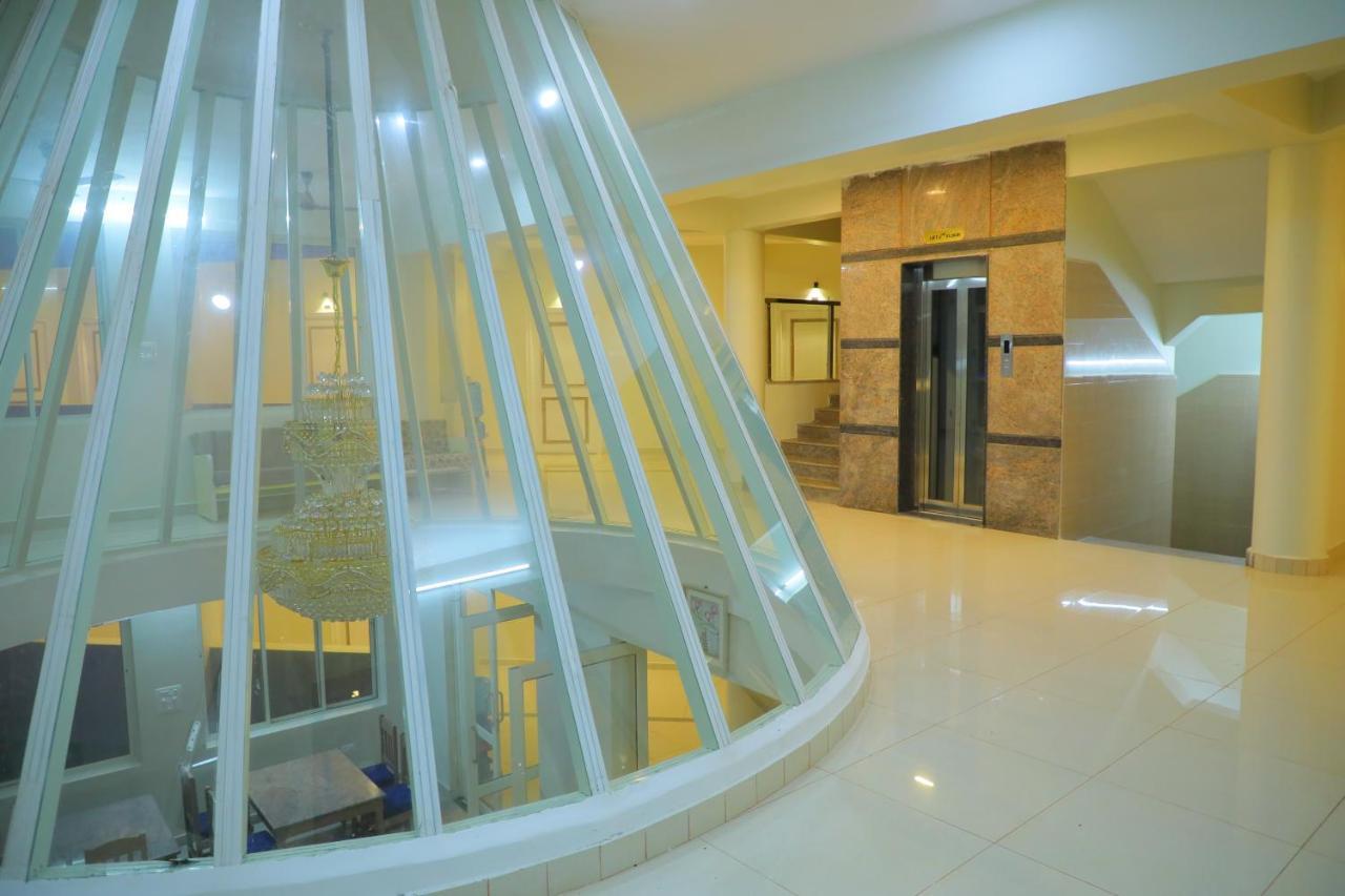 Srinivasa Hotel Тирупати Екстериор снимка