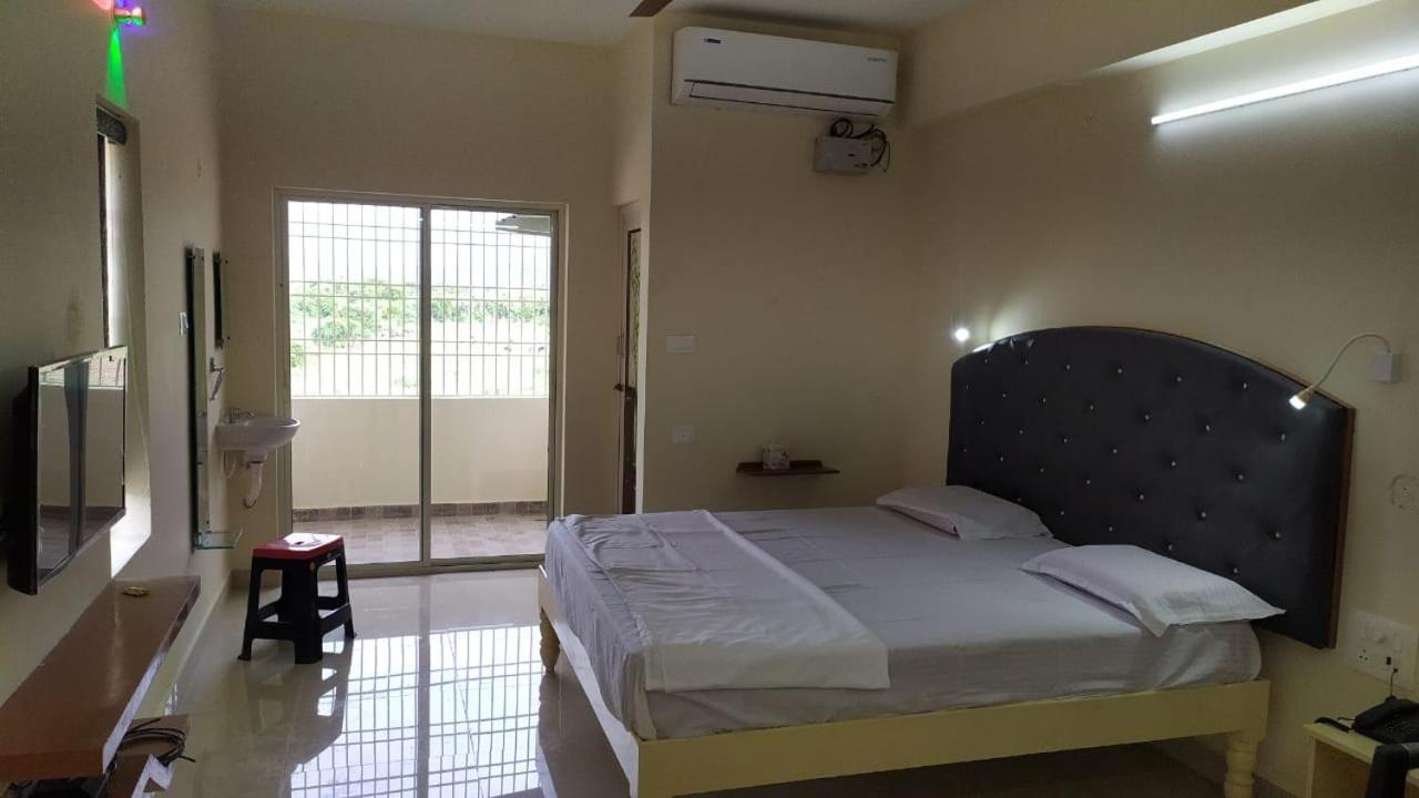 Srinivasa Hotel Тирупати Екстериор снимка
