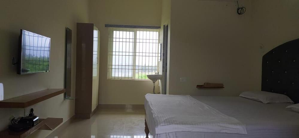 Srinivasa Hotel Тирупати Екстериор снимка