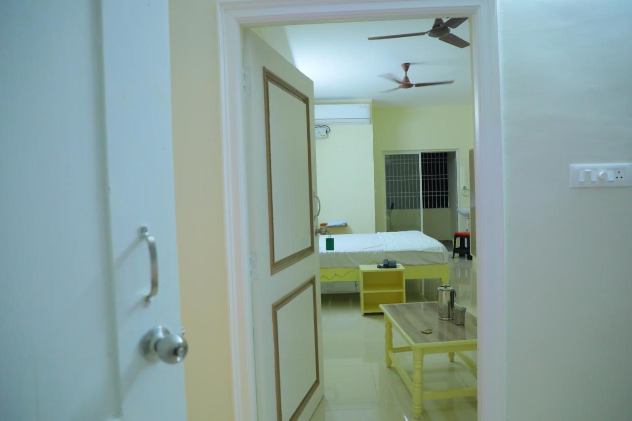 Srinivasa Hotel Тирупати Екстериор снимка