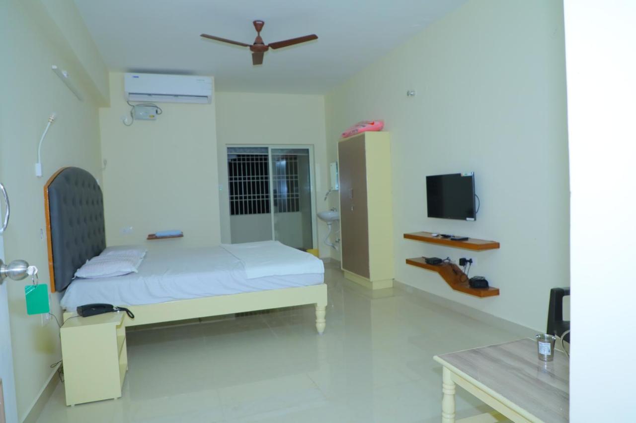 Srinivasa Hotel Тирупати Екстериор снимка