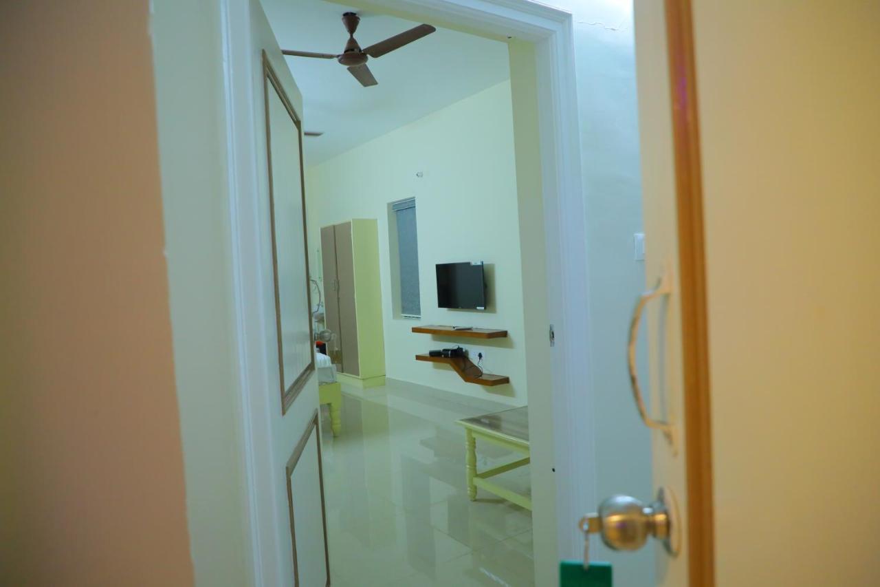 Srinivasa Hotel Тирупати Екстериор снимка