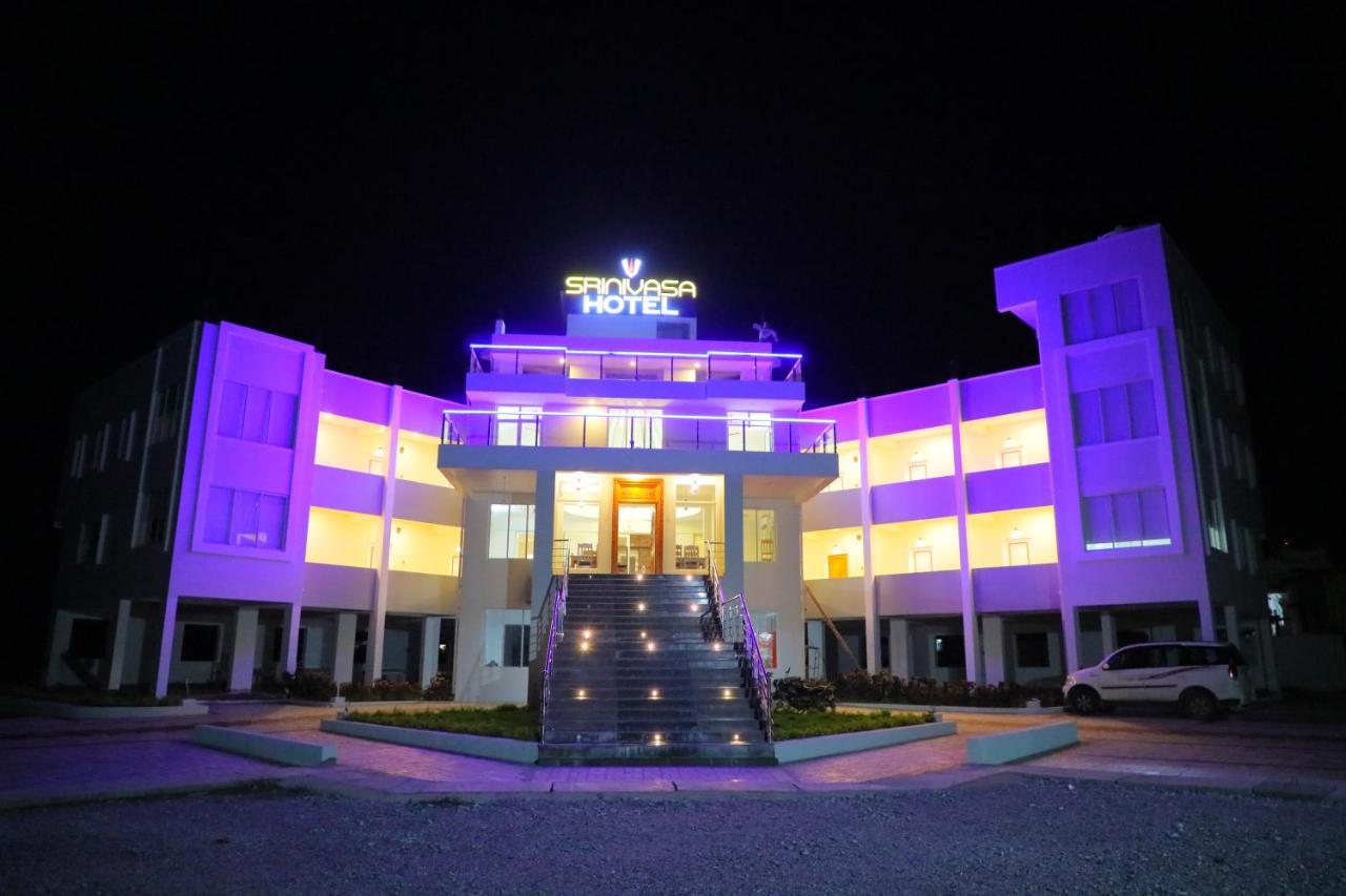 Srinivasa Hotel Тирупати Екстериор снимка