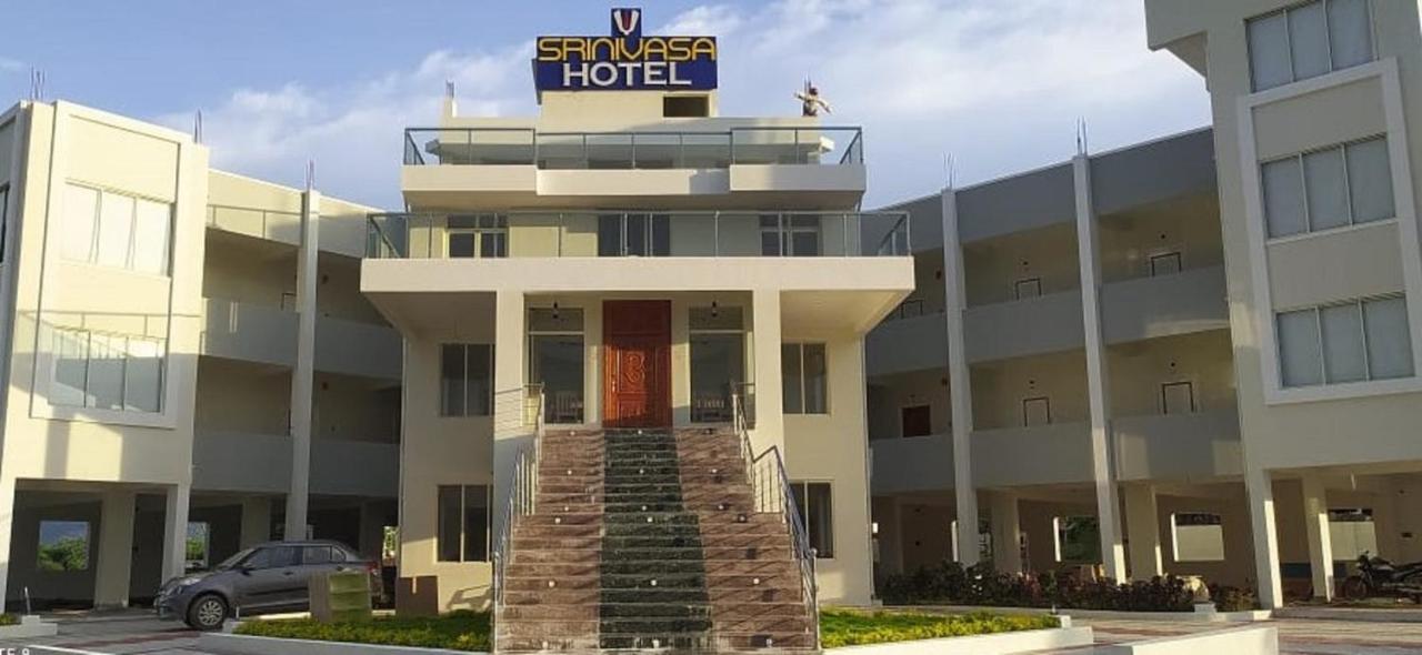 Srinivasa Hotel Тирупати Екстериор снимка