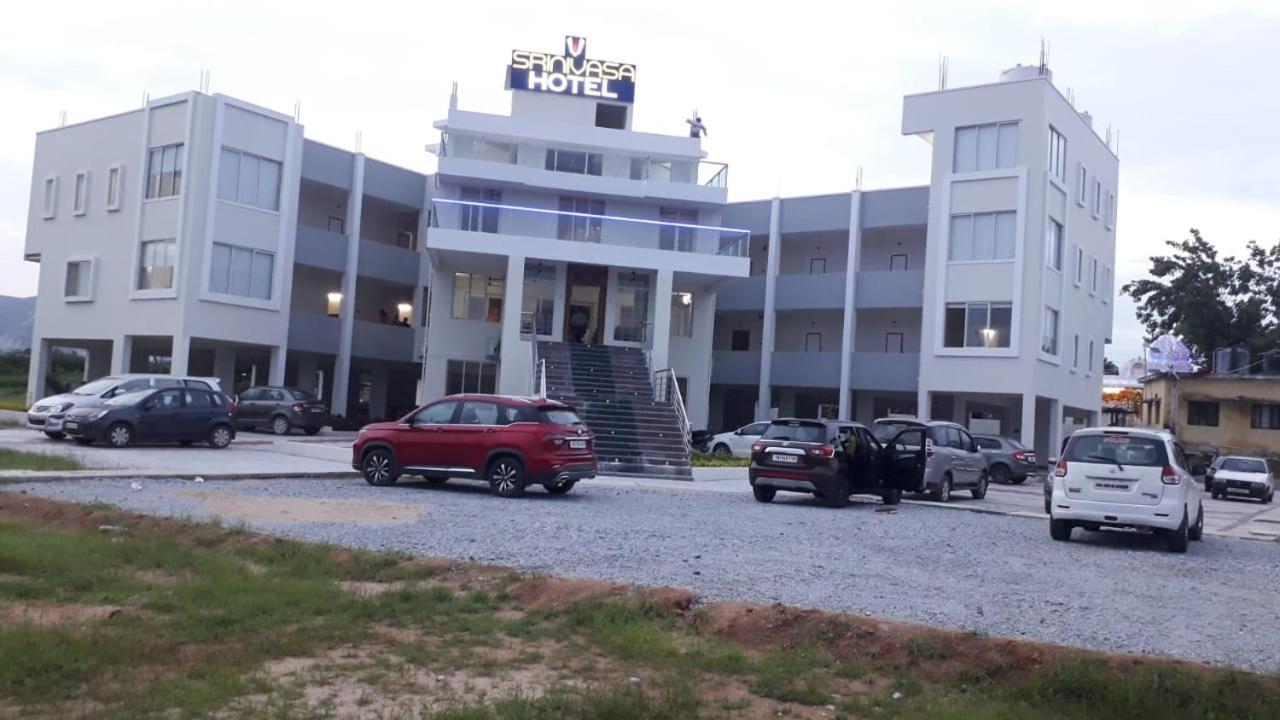 Srinivasa Hotel Тирупати Екстериор снимка