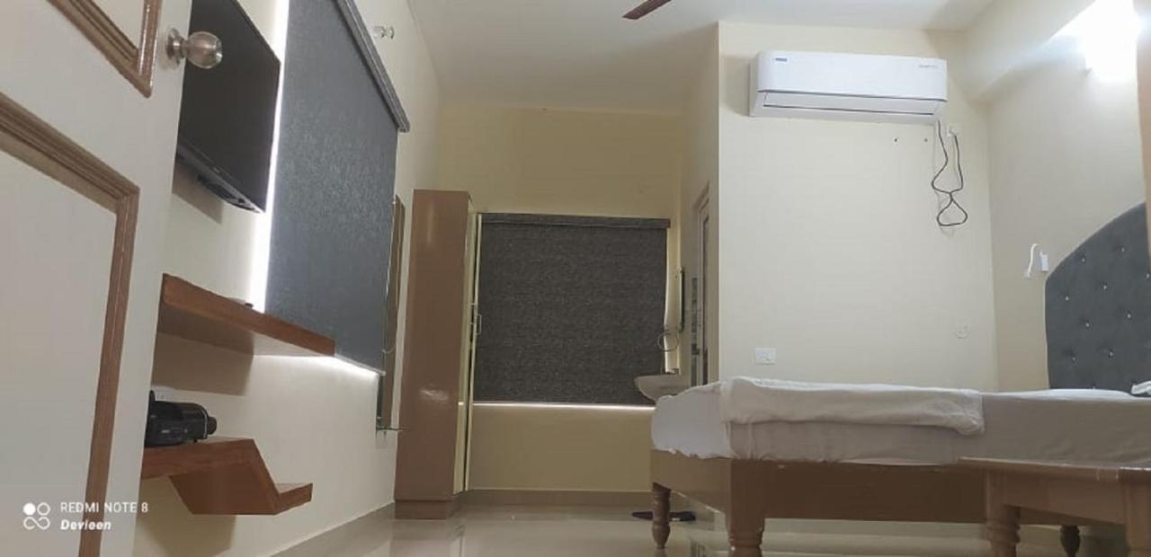 Srinivasa Hotel Тирупати Екстериор снимка