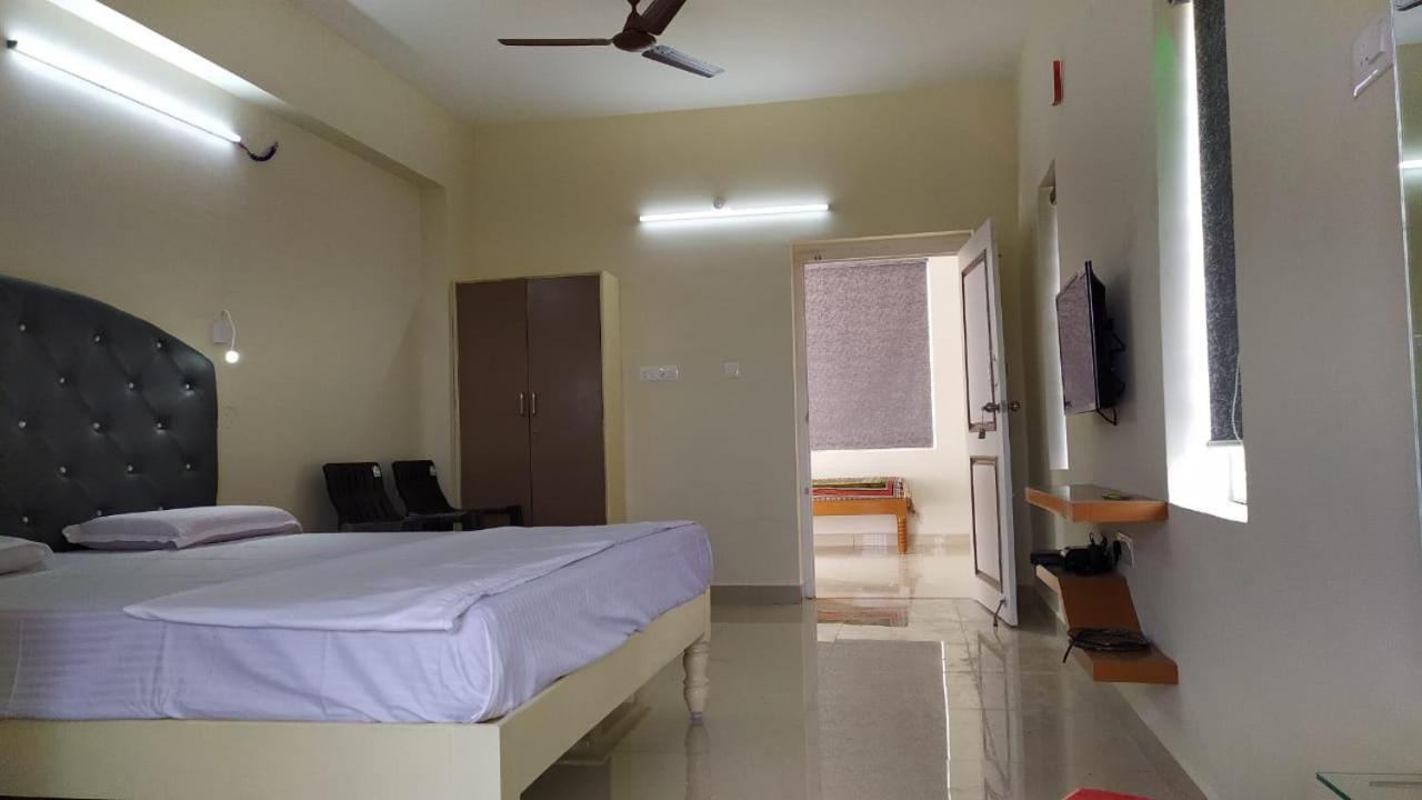 Srinivasa Hotel Тирупати Екстериор снимка