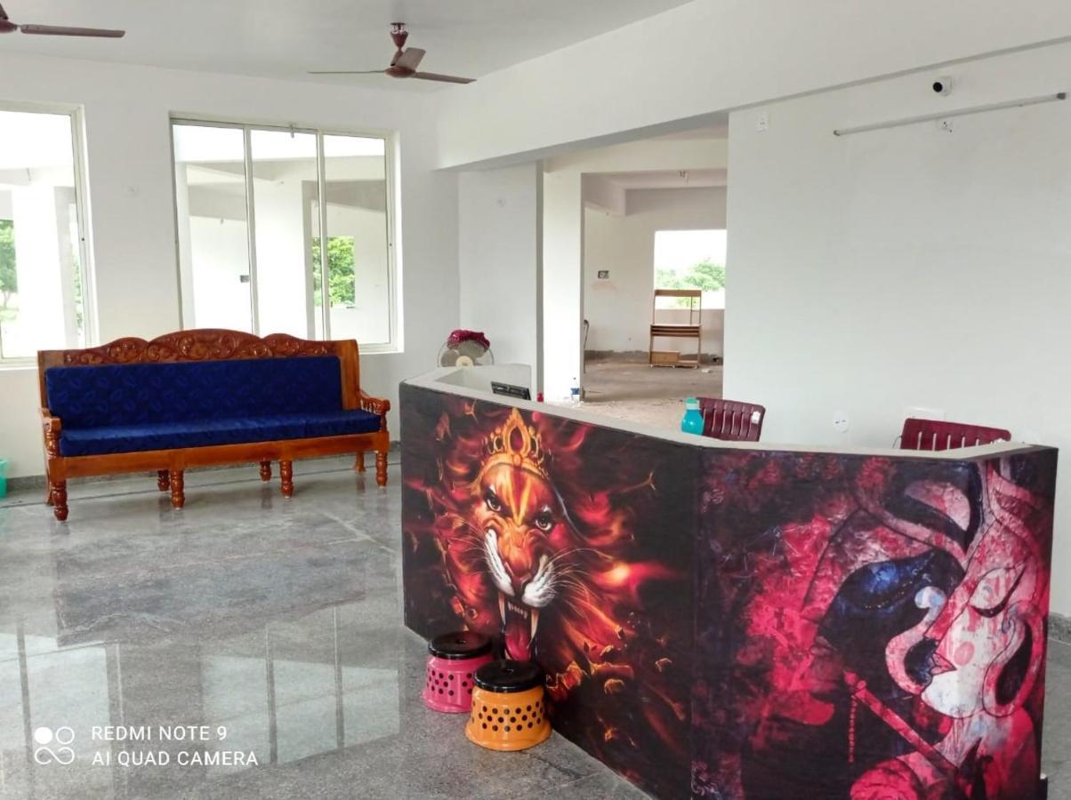 Srinivasa Hotel Тирупати Екстериор снимка