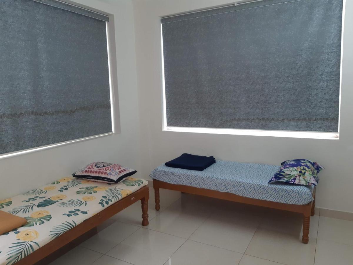 Srinivasa Hotel Тирупати Екстериор снимка