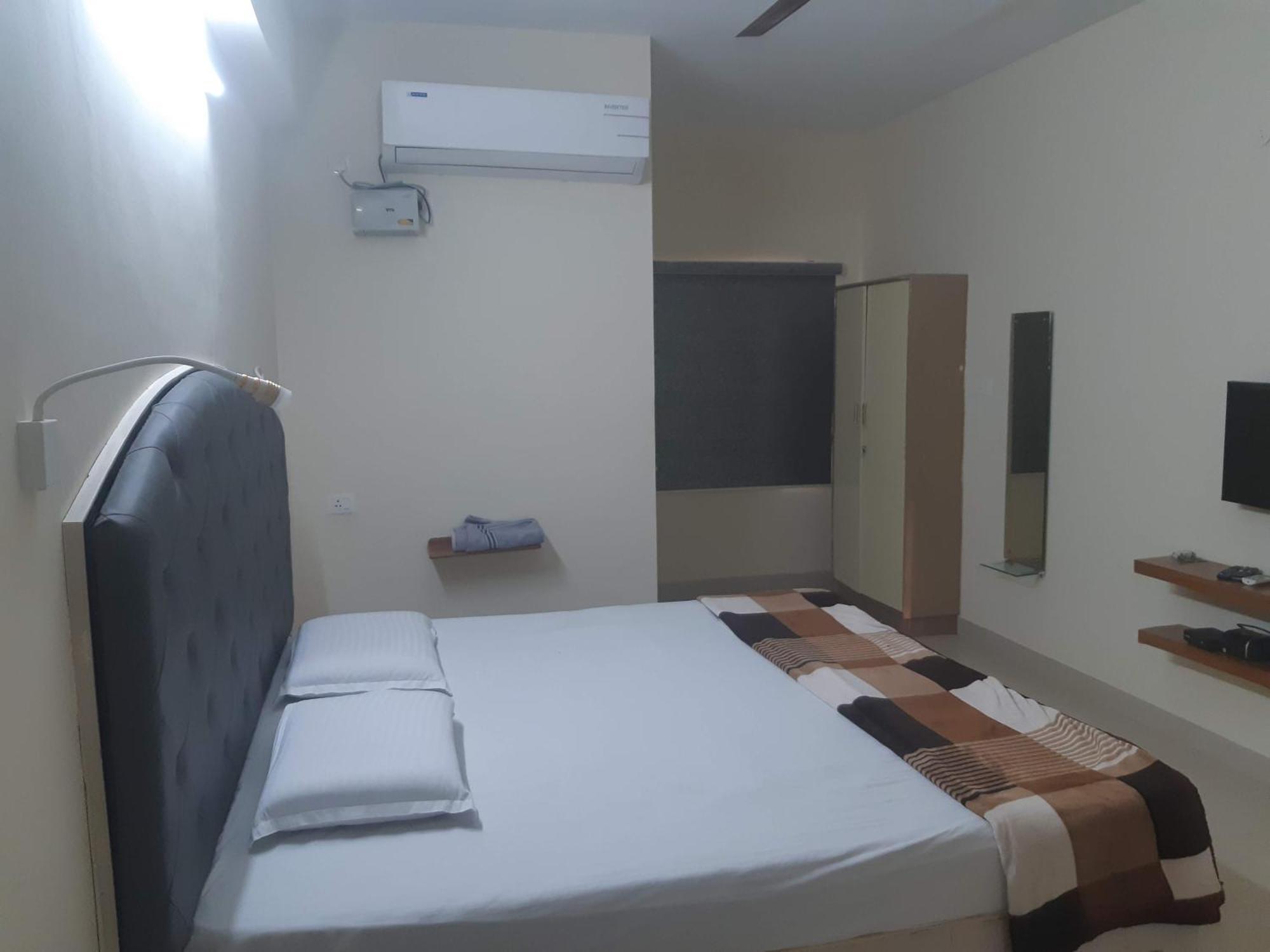 Srinivasa Hotel Тирупати Екстериор снимка