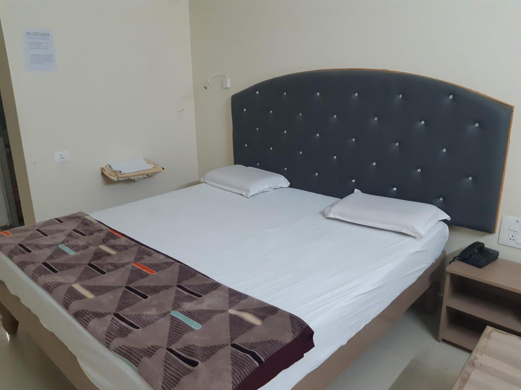 Srinivasa Hotel Тирупати Екстериор снимка