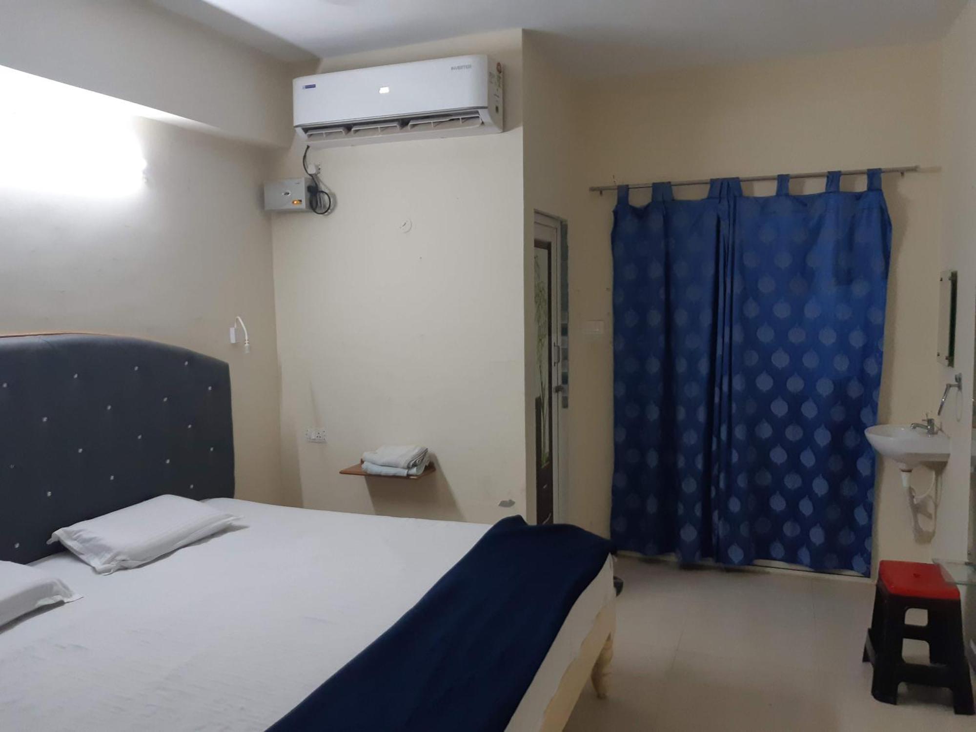 Srinivasa Hotel Тирупати Екстериор снимка